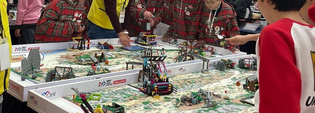 FLL 경기 테이블 위의 로봇과 미션 모형